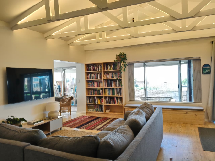 5 Bedroom Property for Sale in Wavecrest Eastern Cape